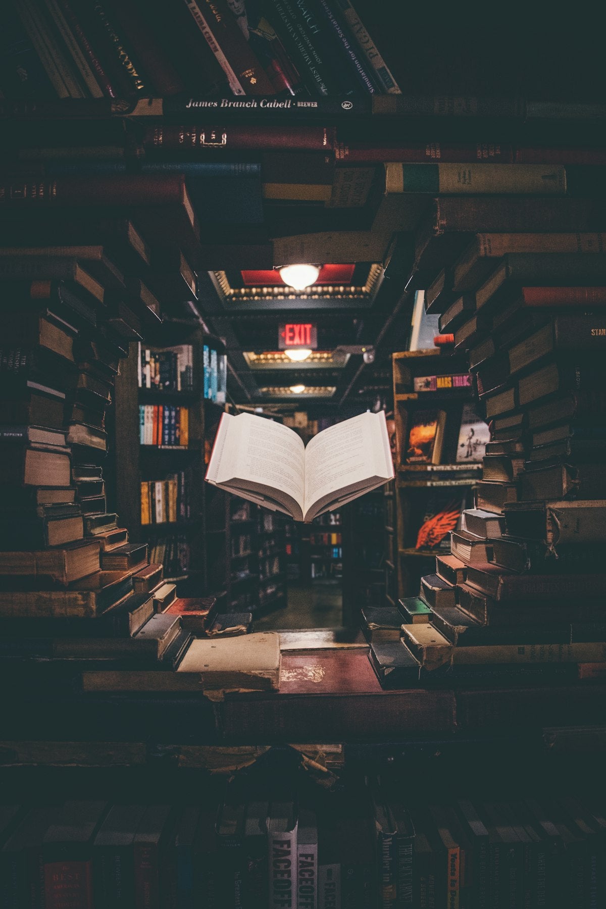 Stapel boeken en schoolmateriaal voor middelbare scholieren