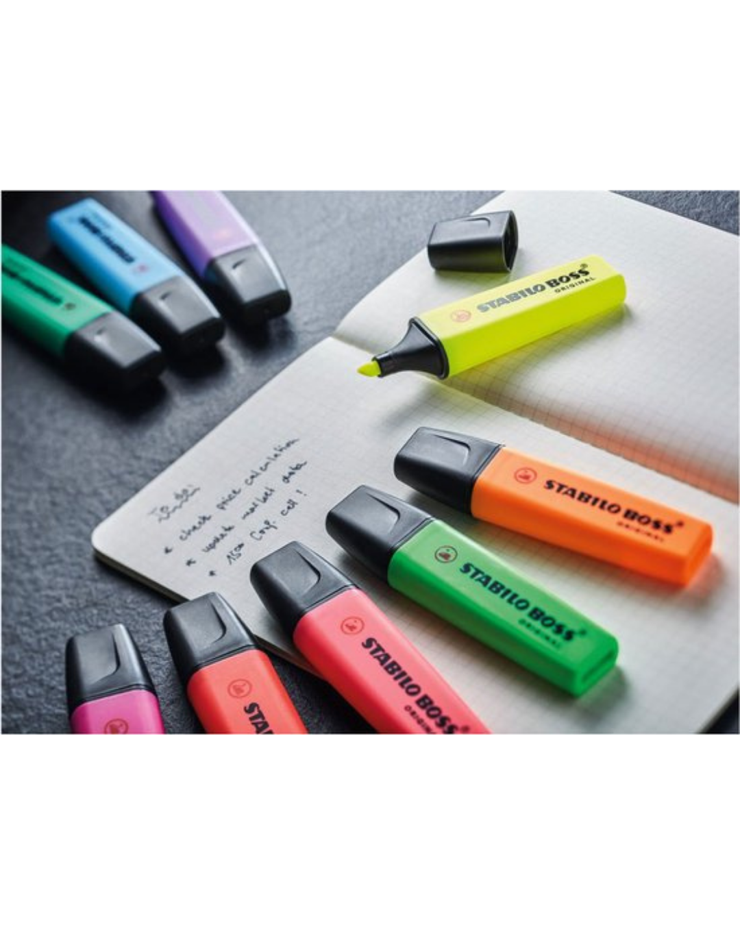 STABILO BOSS ORIGINAL markeerstift op schoolschrift – slaat niet door